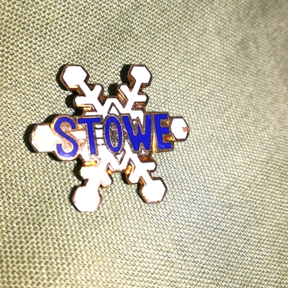 Stowe Vintage Ski Collectable Pin from the 70's - Picture 2 of 4